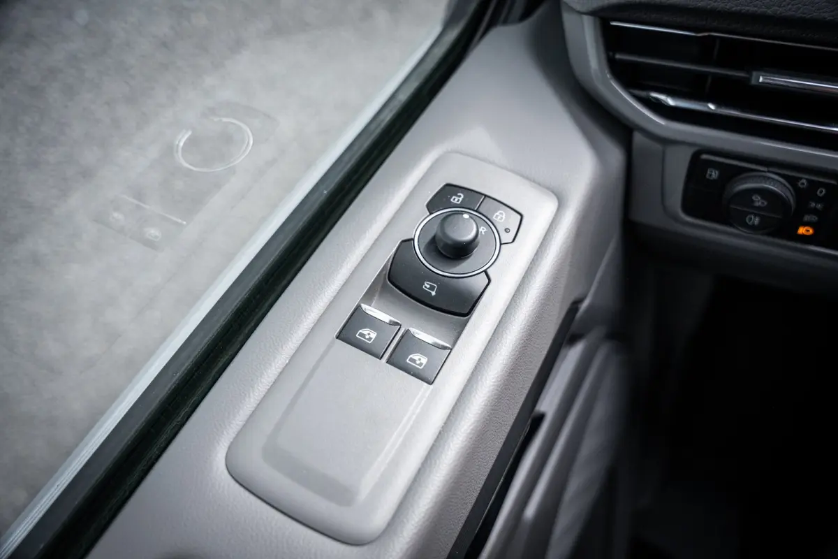 2.5 e-Hybrid | IQ-Light | Trekhaak | 4-Seizoenen Banden | Achterdeuren