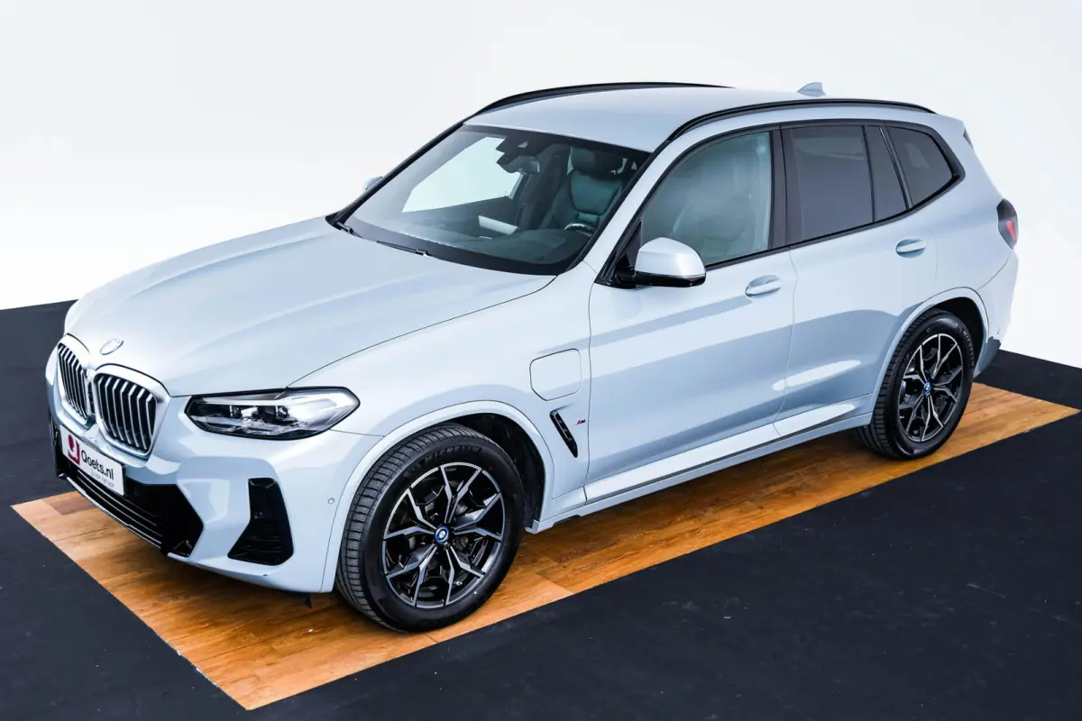 xDrive30e M Sport - Stoelverwarming voor/achter - Comfort Access - Parking Assistant Plus - HiFi System - Getinte Ruiten - Ambiance verlichting - Stuurwielrand verwarmd -