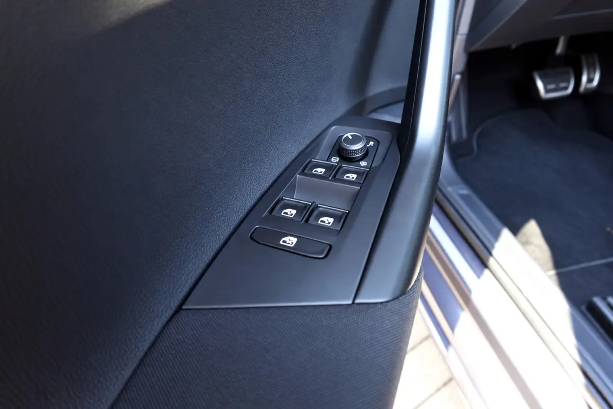 1.5 TSI R-Line Business PANO KEYLESS CAM
