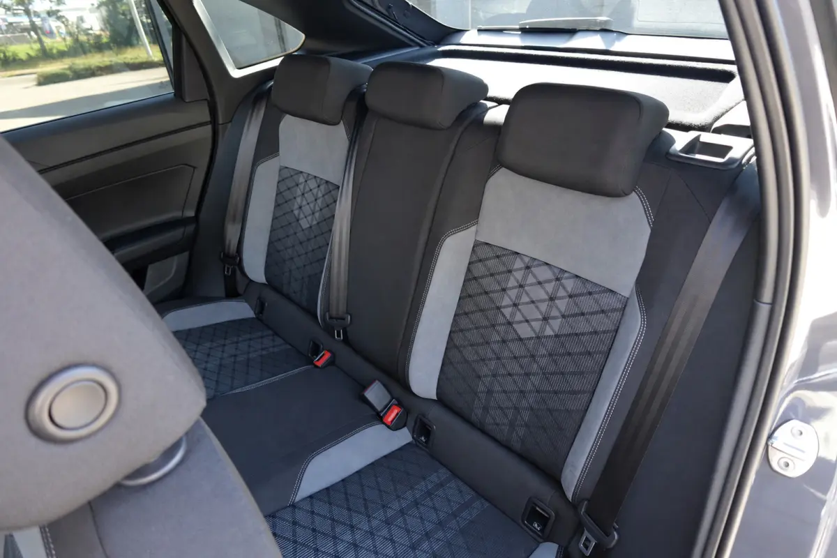 1.5 TSI R-Line Business PANO KEYLESS CAM