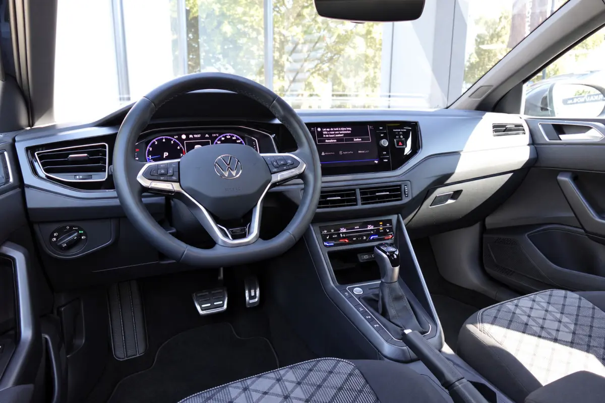 1.5 TSI R-Line Business PANO KEYLESS CAM