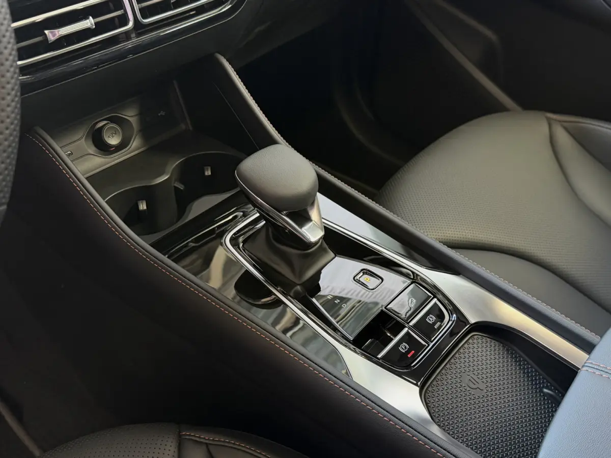 1.5 TGDI LUXURY PHEV PLUG-IN HYBRIDE | LEER | 272PK NIEUWE AUTO | >1.000 KM TOTAAL BEREIK | 360° CAMERA | ELEKTRISCHE ACHTERKLEP | STOEL/STUUR. VERWARMING | FULL LED | ELEKTRISCHE S