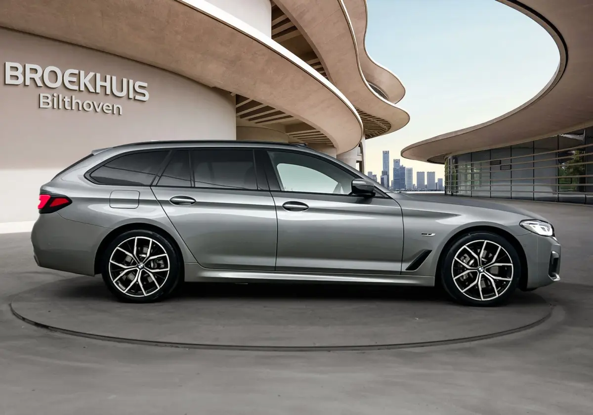 530e xDrive Business Edition Plus | 19 inch LM Y-spaak (styling 845 M) Bicolor Jet Black | Achteruitrij assistent | Achteruitrijcamera