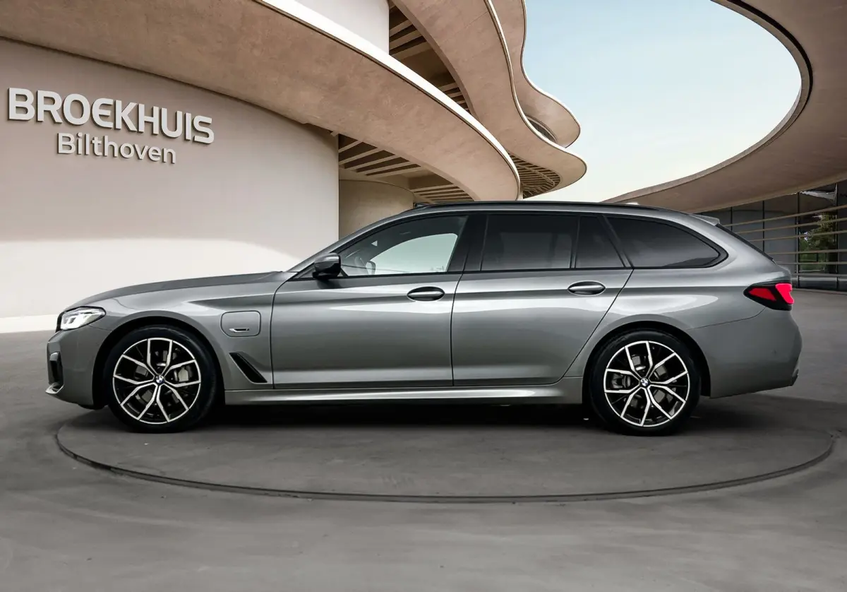 530e xDrive Business Edition Plus | 19 inch LM Y-spaak (styling 845 M) Bicolor Jet Black | Achteruitrij assistent | Achteruitrijcamera