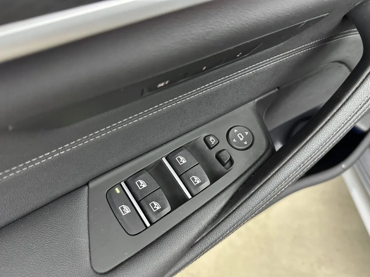 530e xDrive Business Edition Plus | 19 inch LM Y-spaak (styling 845 M) Bicolor Jet Black | Achteruitrij assistent | Achteruitrijcamera