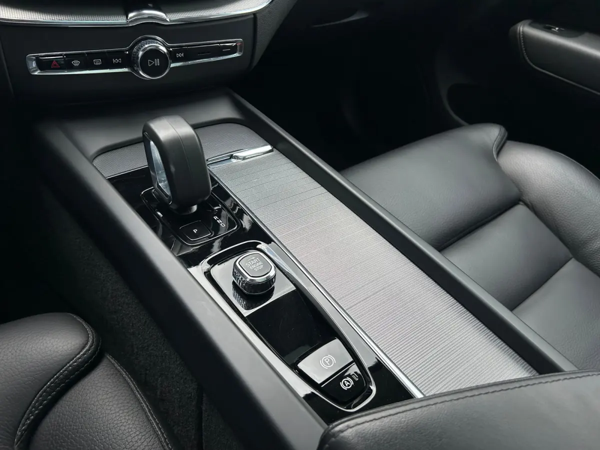2.0 T6 Plug-in hybrid AWD Plus Dark | Panoramadak | Harman/Kardon | Trekhaak | 360 Camera |