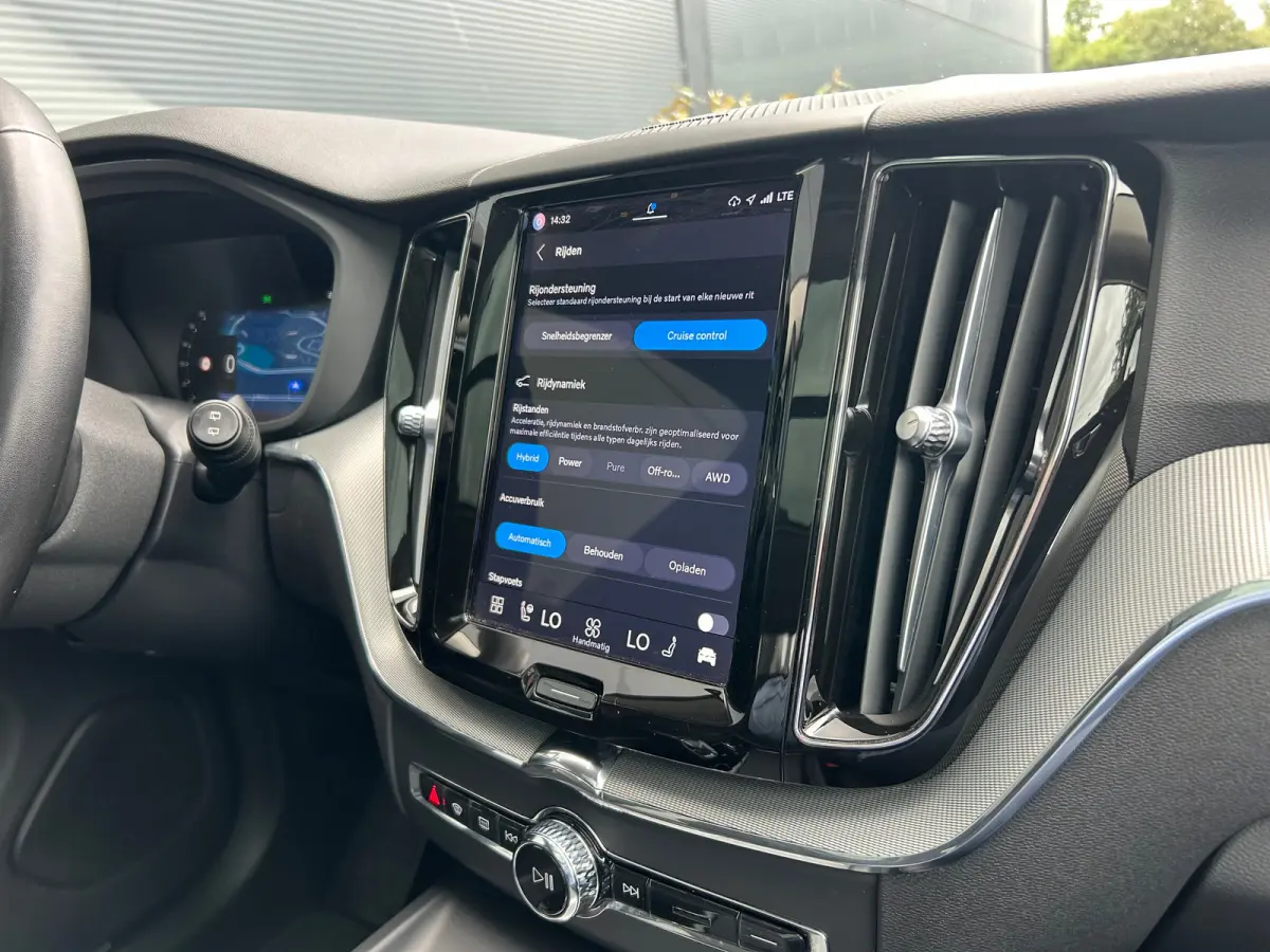 2.0 T6 Plug-in hybrid AWD Plus Dark | Panoramadak | Harman/Kardon | Trekhaak | 360 Camera |