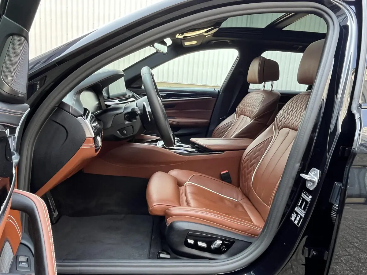 520i High Executive Edition | NL Auto/2e Eig./Voll.Historie/Individual+M-Sportpakket/Leder/Camera/Head-Up/Pano.Dak