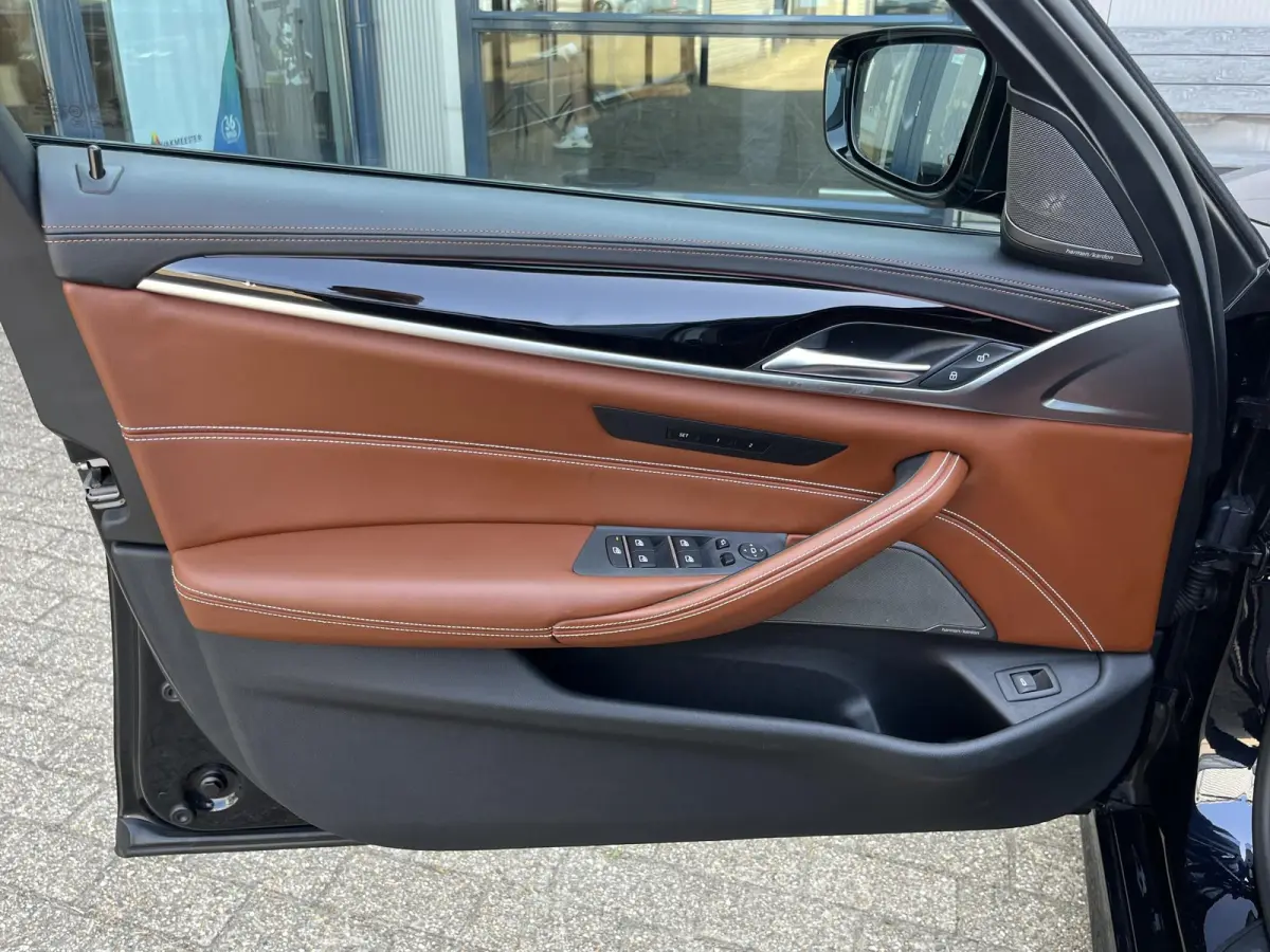 520i High Executive Edition | NL Auto/2e Eig./Voll.Historie/Individual+M-Sportpakket/Leder/Camera/Head-Up/Pano.Dak
