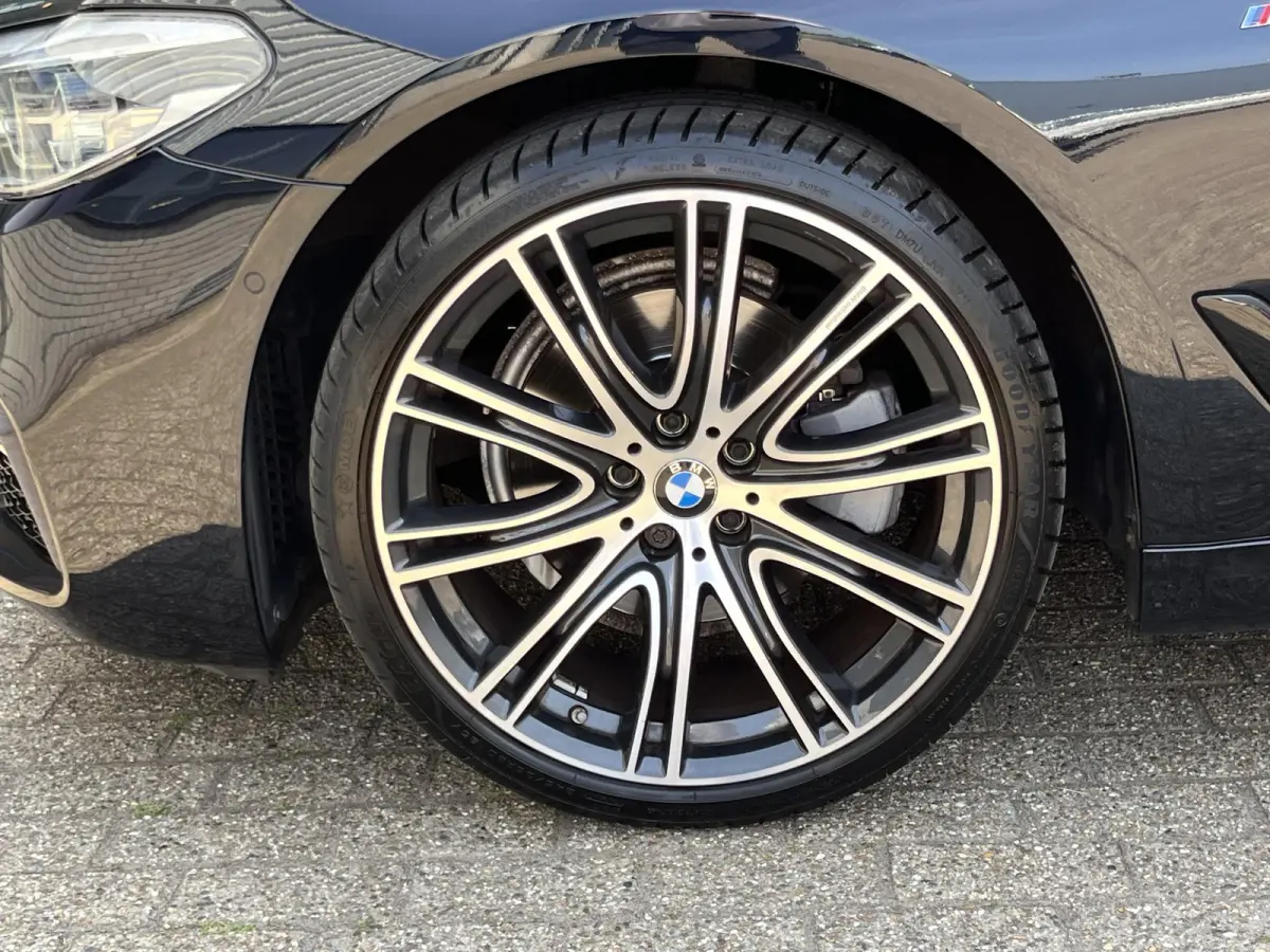 520i High Executive Edition | NL Auto/2e Eig./Voll.Historie/Individual+M-Sportpakket/Leder/Camera/Head-Up/Pano.Dak