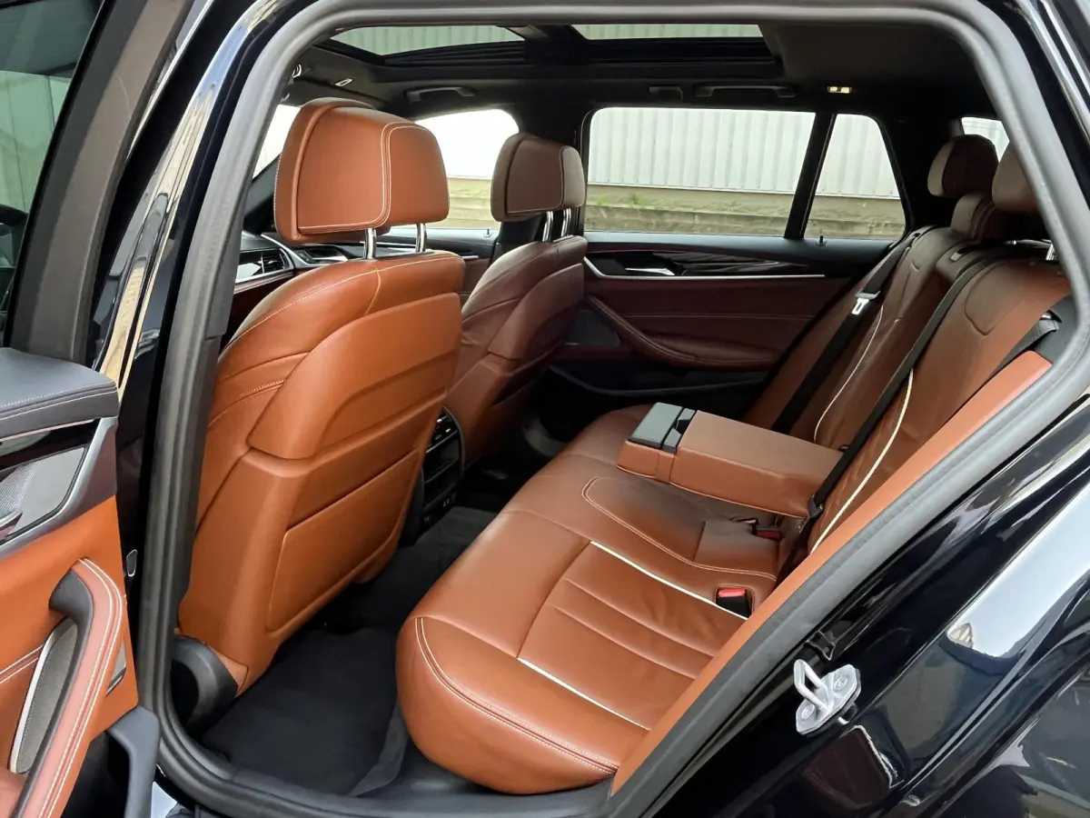 520i High Executive Edition | NL Auto/2e Eig./Voll.Historie/Individual+M-Sportpakket/Leder/Camera/Head-Up/Pano.Dak