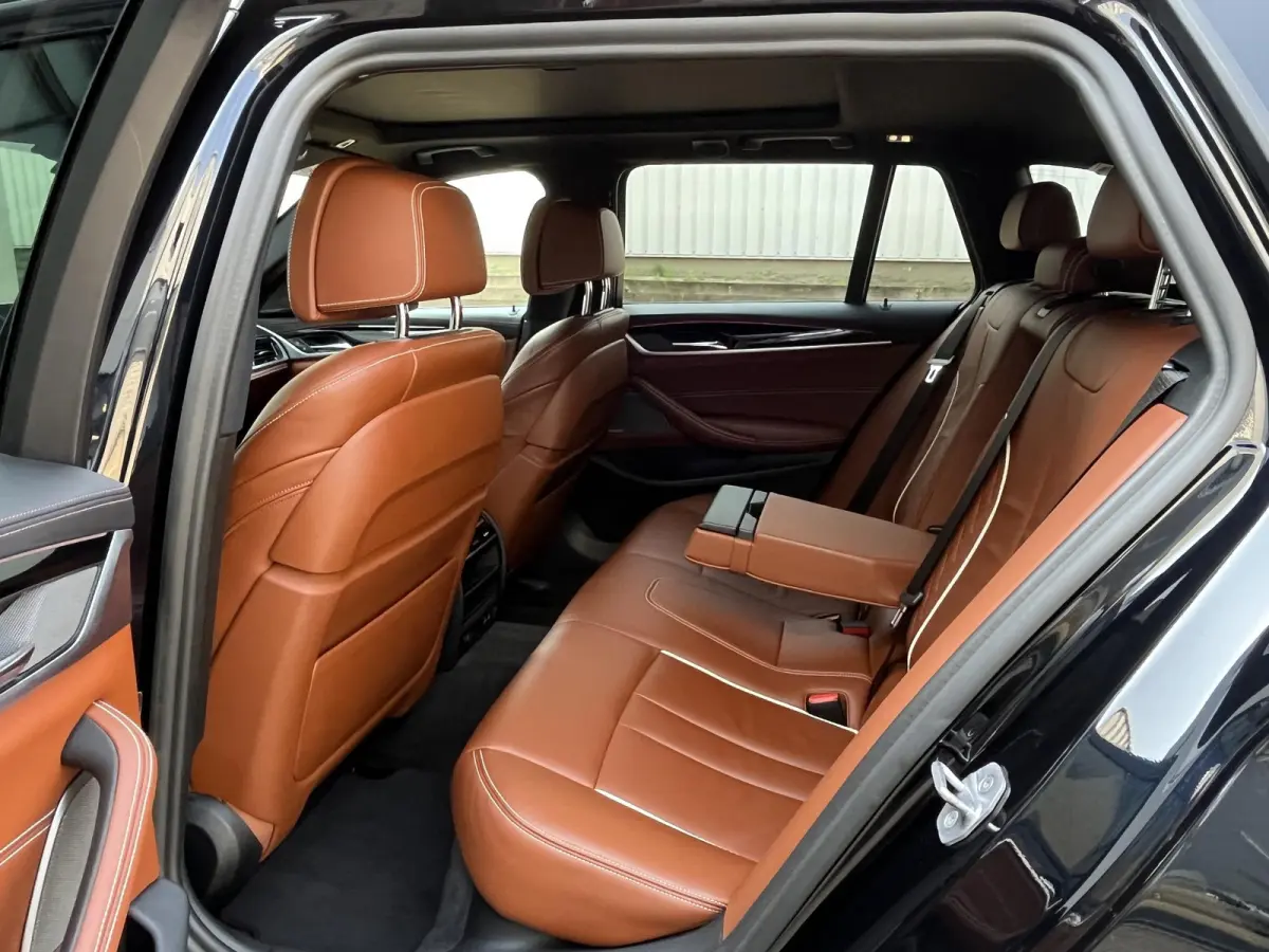 520i High Executive Edition | NL Auto/2e Eig./Voll.Historie/Individual+M-Sportpakket/Leder/Camera/Head-Up/Pano.Dak