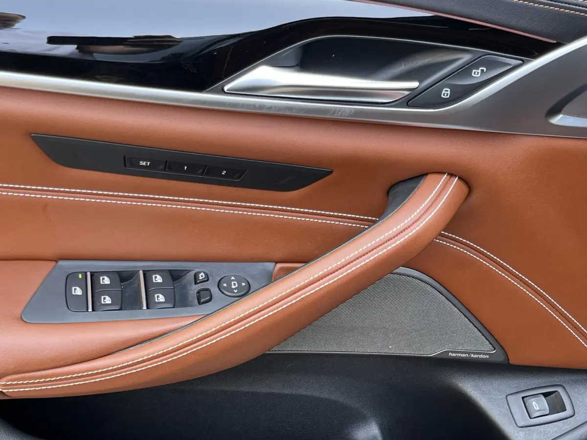 520i High Executive Edition | NL Auto/2e Eig./Voll.Historie/Individual+M-Sportpakket/Leder/Camera/Head-Up/Pano.Dak