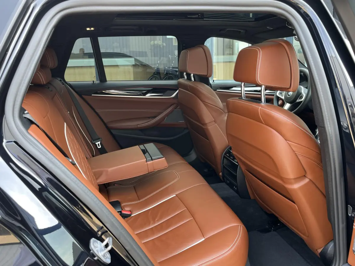 520i High Executive Edition | NL Auto/2e Eig./Voll.Historie/Individual+M-Sportpakket/Leder/Camera/Head-Up/Pano.Dak
