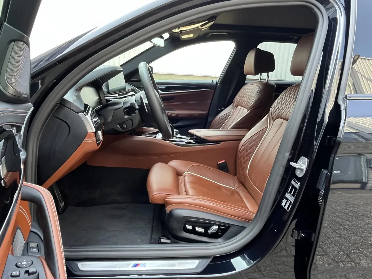 520i High Executive Edition | NL Auto/2e Eig./Voll.Historie/Individual+M-Sportpakket/Leder/Camera/Head-Up/Pano.Dak