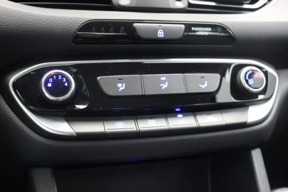 1.0 T-GDi MHEV i-Motion - Airco, PDC, Multifunctioneel stuur