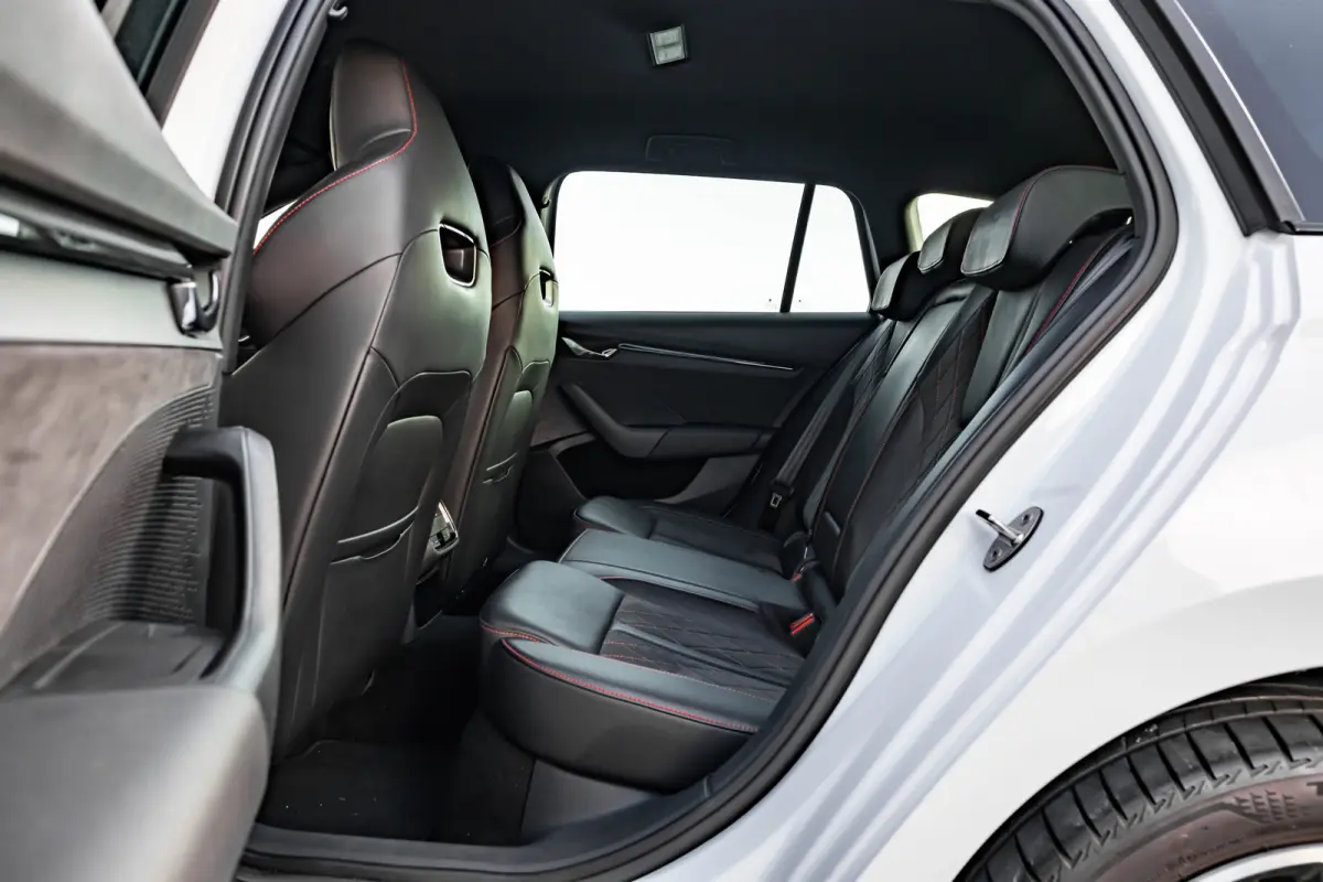1.4 TSI RS iV PHEV Business 245PK DSG/AUTO | Elektr. Stoel incl MEmory l Head-up display | Camera | Stoel/stuurverwarming | App connect | Cruise control Adapt | Dodehoek detectie |  Keyless 