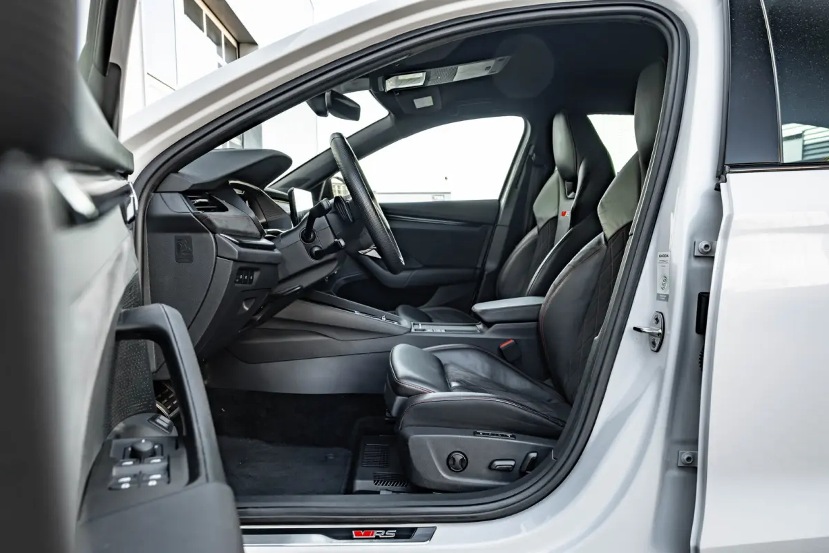 1.4 TSI RS iV PHEV Business 245PK DSG/AUTO | Elektr. Stoel incl MEmory l Head-up display | Camera | Stoel/stuurverwarming | App connect | Cruise control Adapt | Dodehoek detectie |  Keyless 