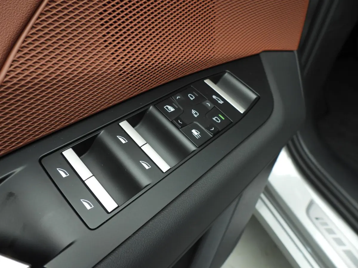 40 eDrive M Sportpakket / Panoramadak / Trekhaak / Getint glas / Park assist
