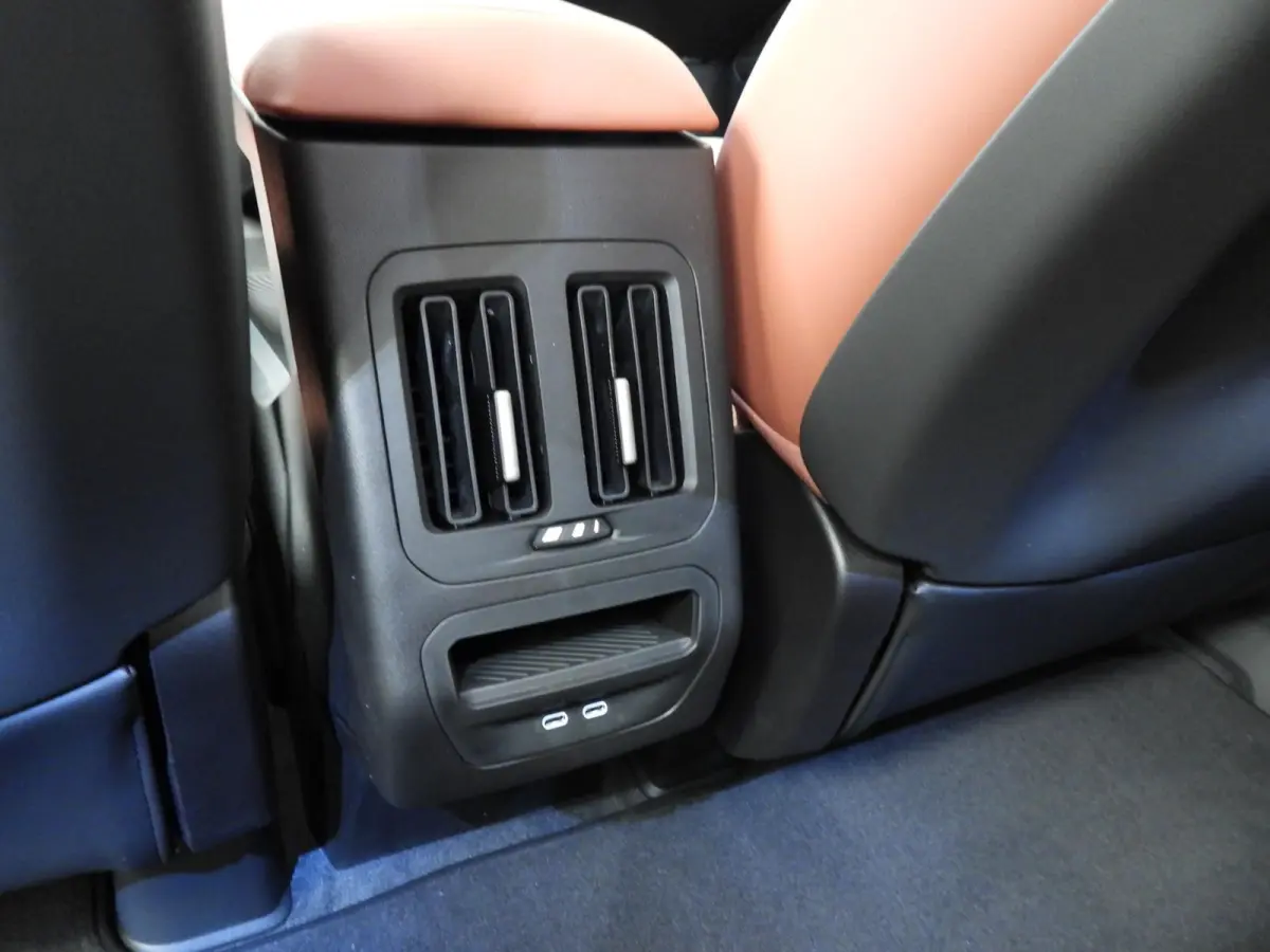 40 eDrive M Sportpakket / Panoramadak / Trekhaak / Getint glas / Park assist