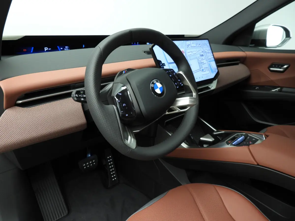 40 eDrive M Sportpakket / Panoramadak / Trekhaak / Getint glas / Park assist