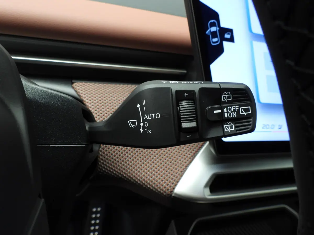 40 eDrive M Sportpakket / Panoramadak / Trekhaak / Getint glas / Park assist