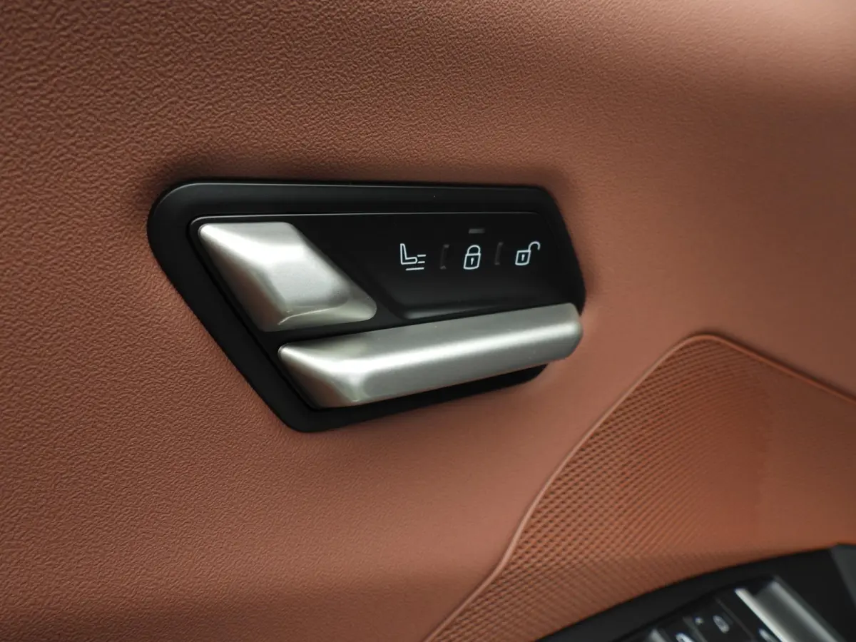 40 eDrive M Sportpakket / Panoramadak / Trekhaak / Getint glas / Park assist