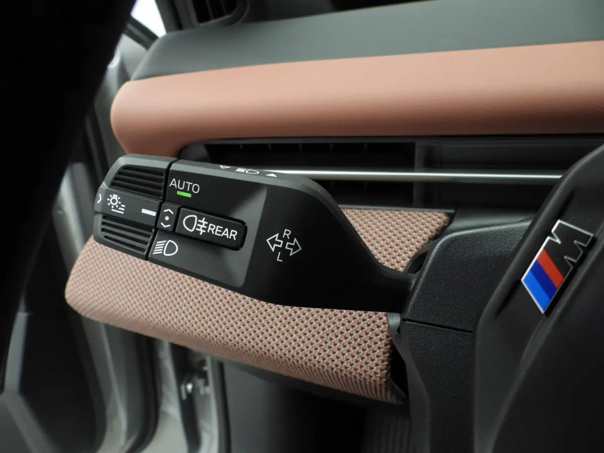 40 eDrive M Sportpakket / Panoramadak / Trekhaak / Getint glas / Park assist