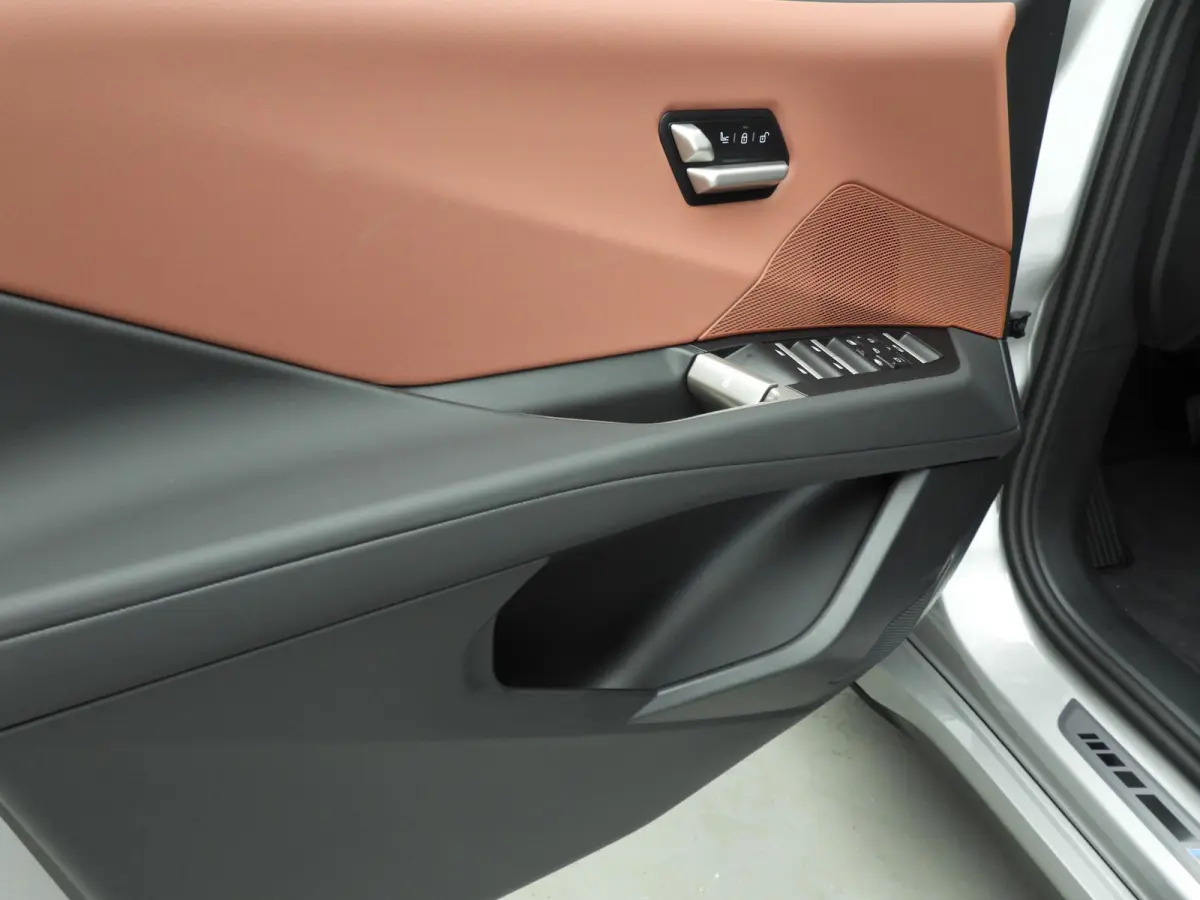 40 eDrive M Sportpakket / Panoramadak / Trekhaak / Getint glas / Park assist