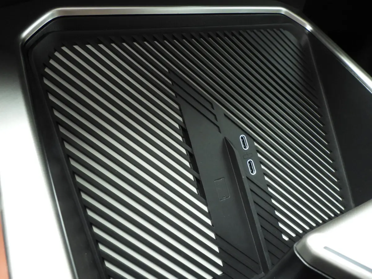 40 eDrive M Sportpakket / Panoramadak / Trekhaak / Getint glas / Park assist