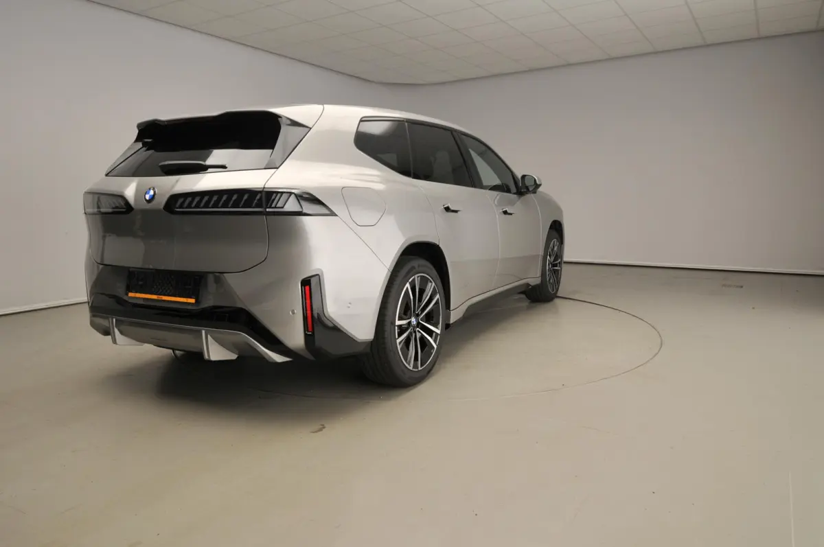 40 eDrive M Sportpakket / Panoramadak / Trekhaak / Getint glas / Park assist