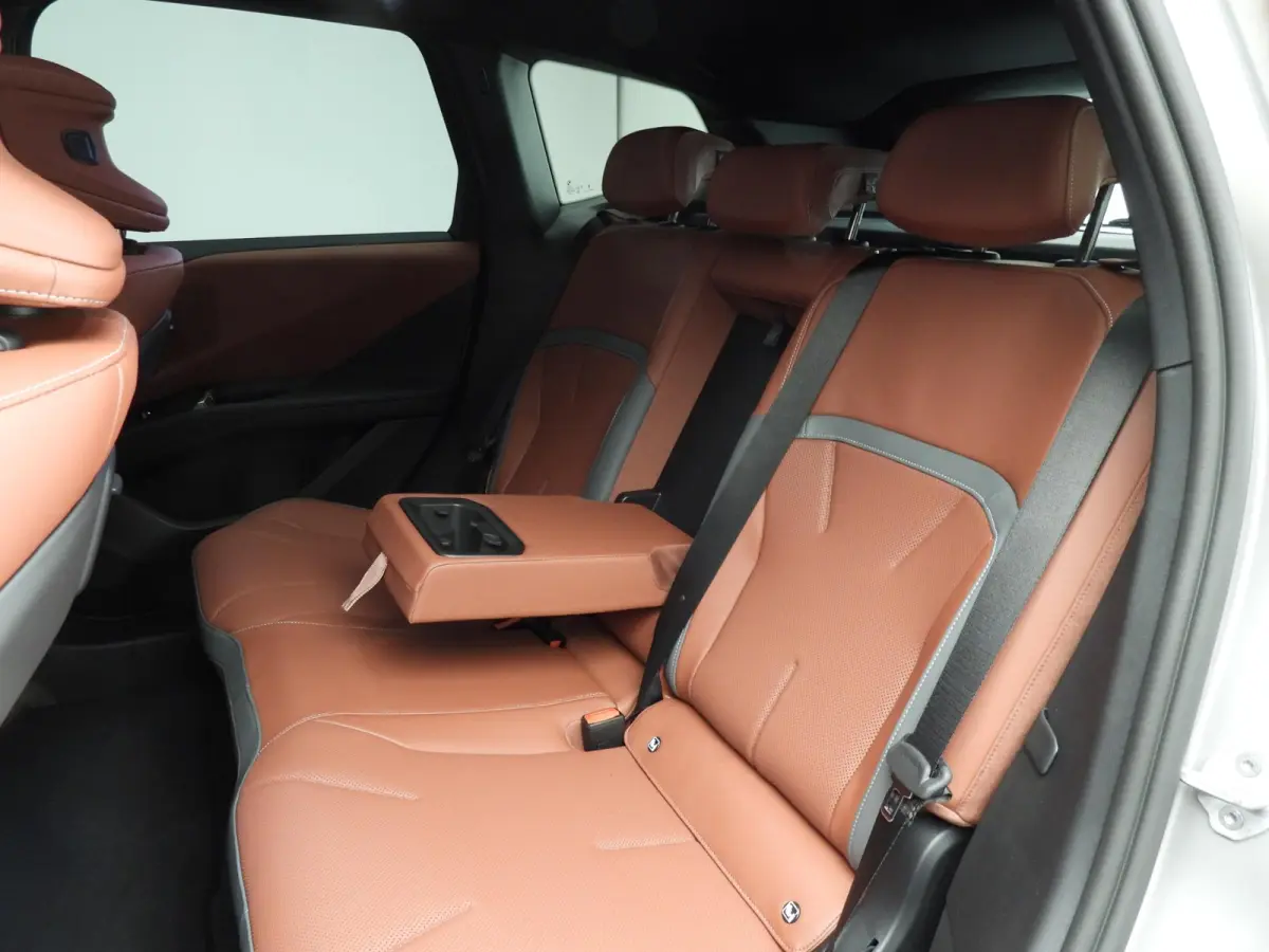 40 eDrive M Sportpakket / Panoramadak / Trekhaak / Getint glas / Park assist