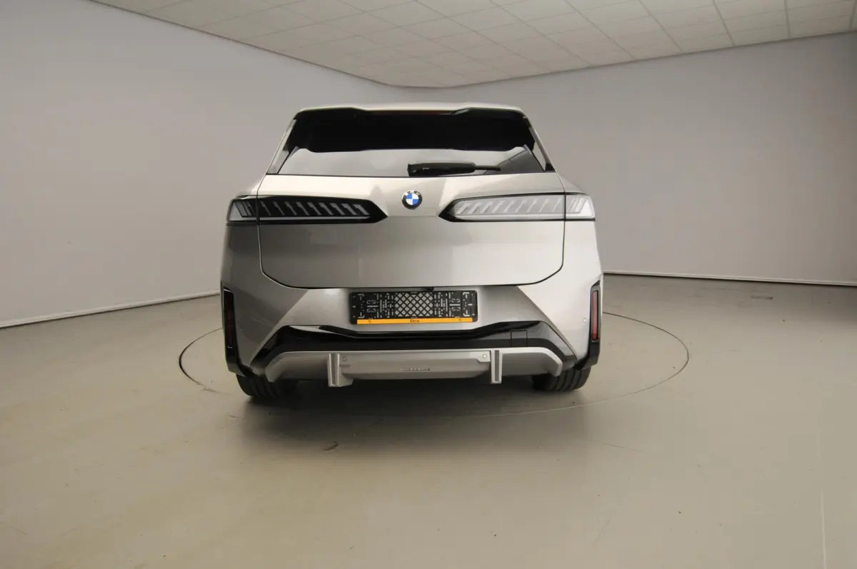 40 eDrive M Sportpakket / Panoramadak / Trekhaak / Getint glas / Park assist