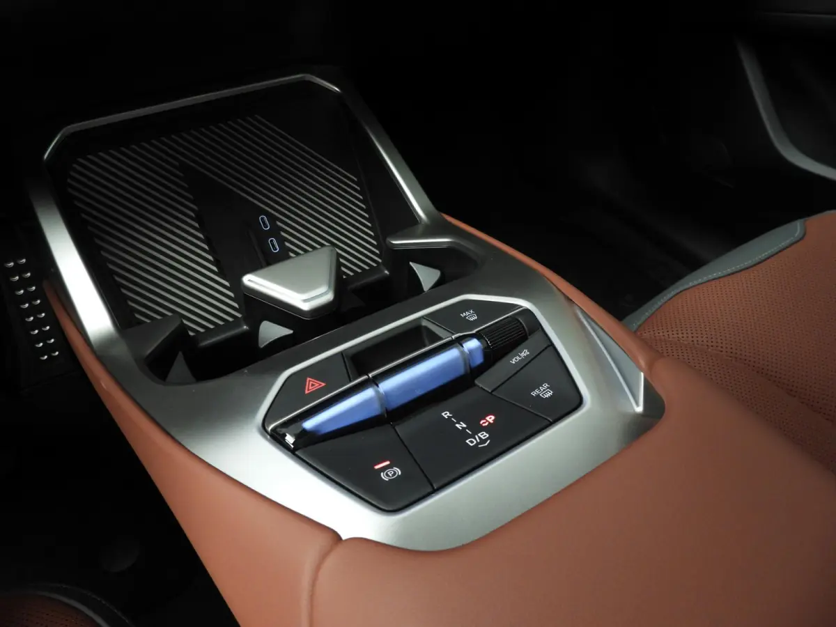 40 eDrive M Sportpakket / Panoramadak / Trekhaak / Getint glas / Park assist