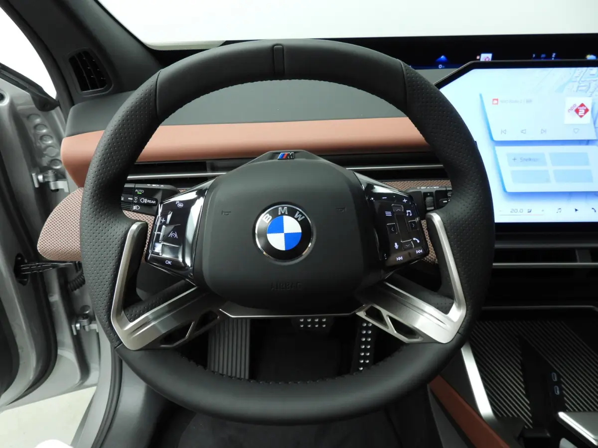 40 eDrive M Sportpakket / Panoramadak / Trekhaak / Getint glas / Park assist