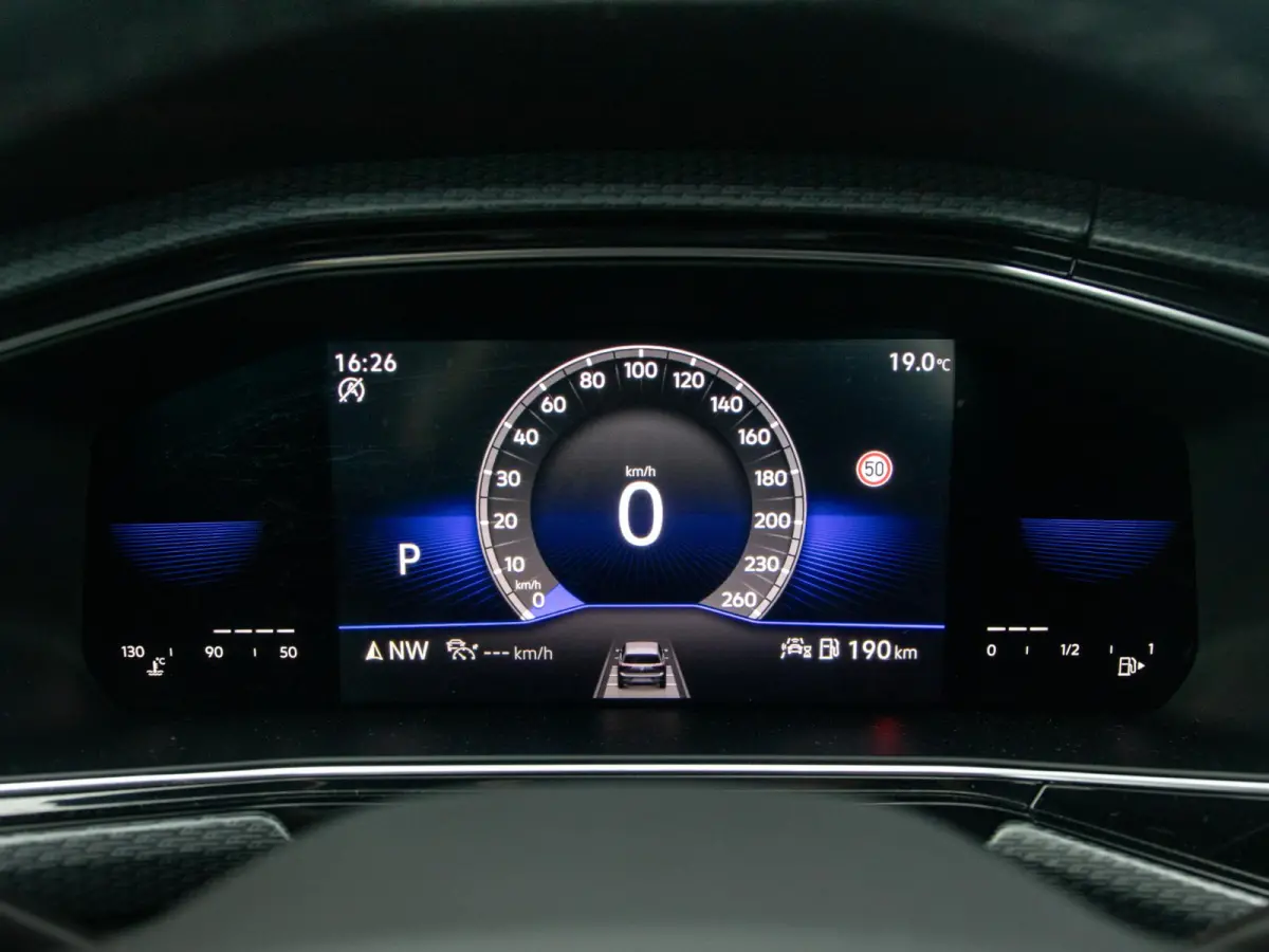 1.0 TSI R-Line l Automaat l R-Line l Achteruitrijcamera l Apple Car Play / Android auto l 18 Inch l Trekhaak