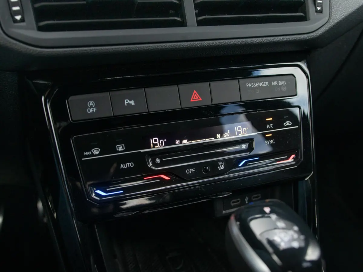 1.0 TSI R-Line l Automaat l R-Line l Achteruitrijcamera l Apple Car Play / Android auto l 18 Inch l Trekhaak