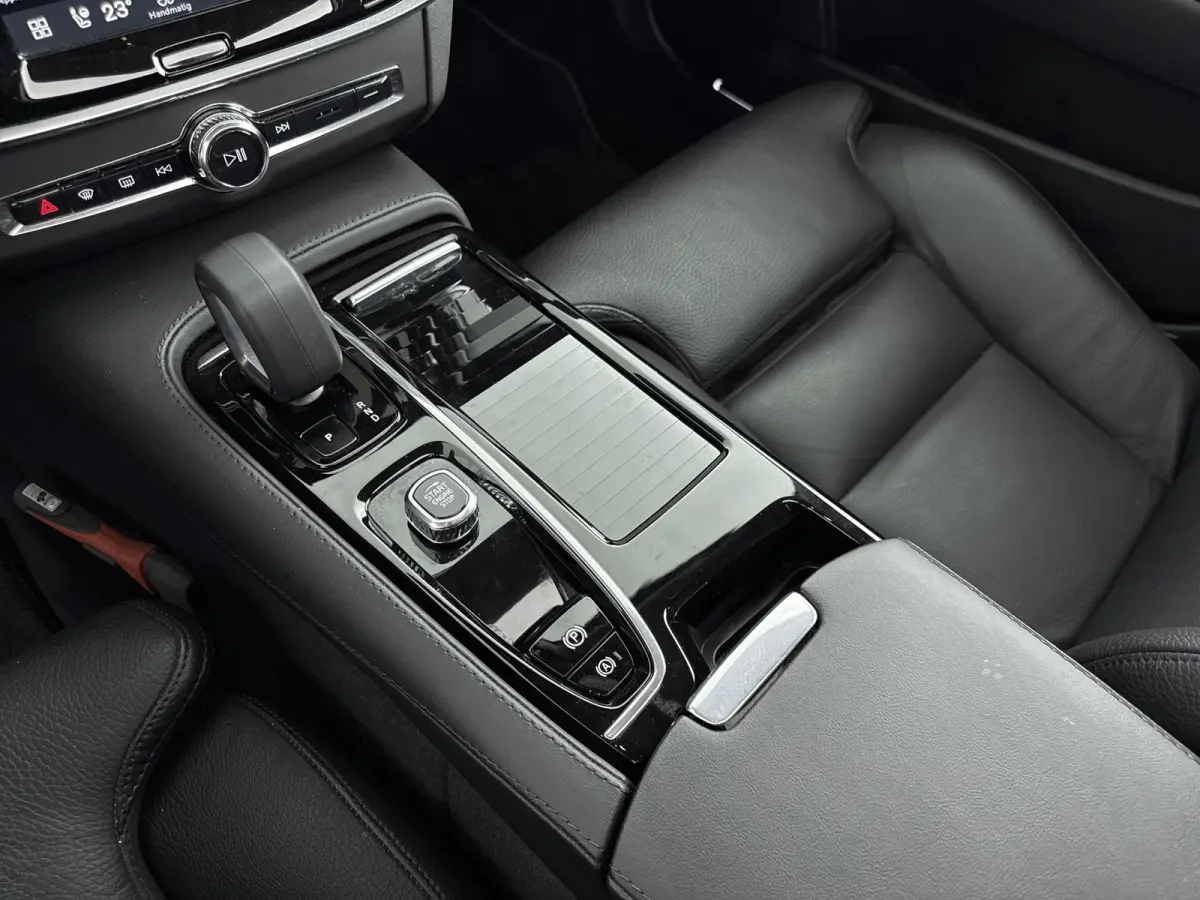 2.0 T8 AWD Inscription | Trekhaak | PDC V+A en 360 camera | Matrix koplampern | Extra getnt glas | Lederen bekleding |