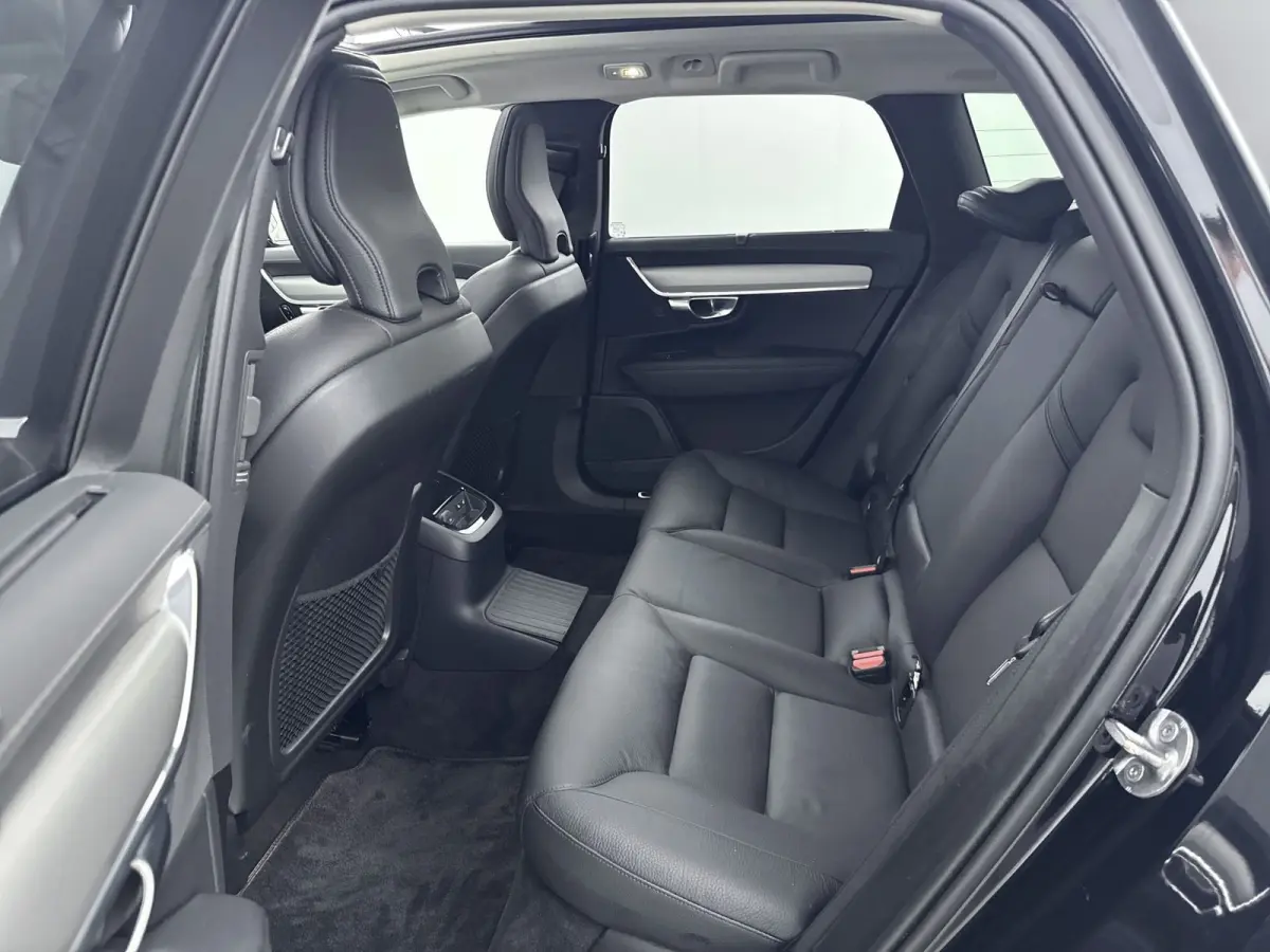 2.0 T8 AWD Inscription | Trekhaak | PDC V+A en 360 camera | Matrix koplampern | Extra getnt glas | Lederen bekleding |