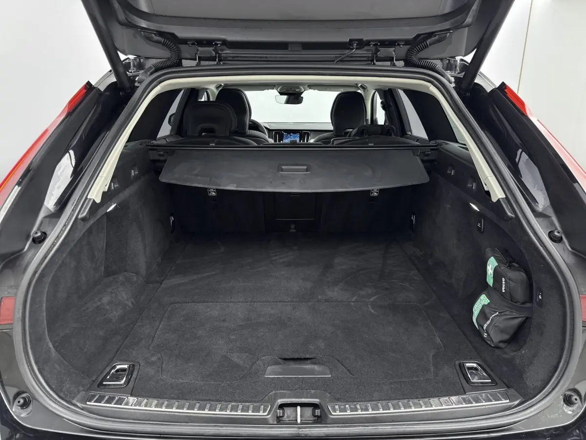 2.0 T8 AWD Inscription | Trekhaak | PDC V+A en 360 camera | Matrix koplampern | Extra getnt glas | Lederen bekleding |