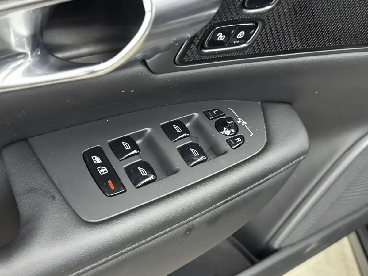 2.0 T8 AWD Inscription | Trekhaak | PDC V+A en 360 camera | Matrix koplampern | Extra getnt glas | Lederen bekleding |