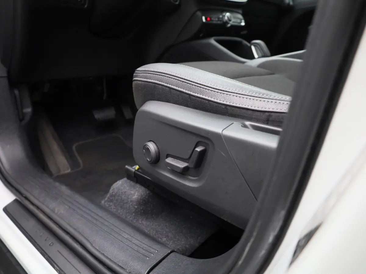 1.5 T5 Inscription Expression | Automaat | Apple Carplay / Android Auto | Virtual Cockpit | Memory Seats | Stoelverwarming | Elektrische Achterklep | Parkeersensoren| Navigatie | Climate Con