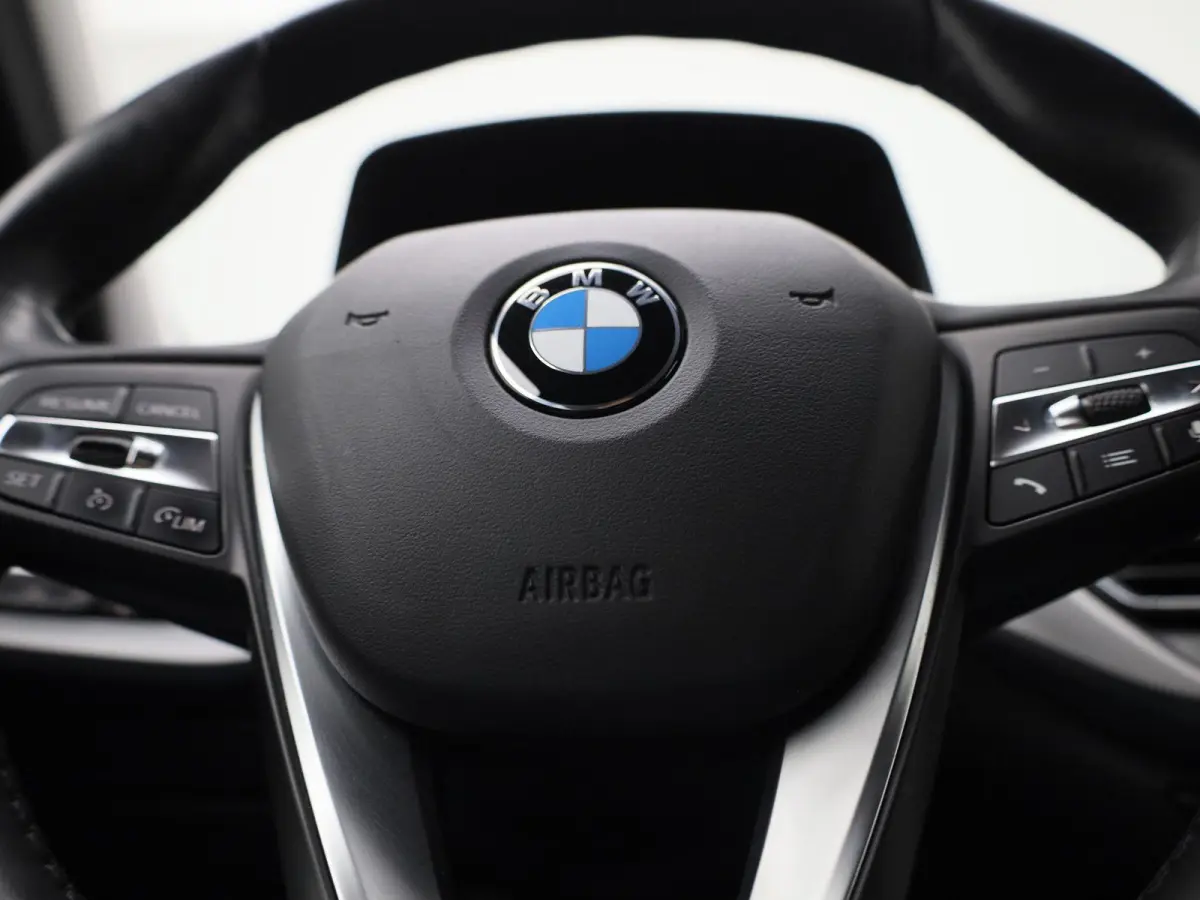 118i Business Edition | Automaat | Apple Carplay / Android Auto | Navigatie | Virtual Cockpit | Achteruitrijcamera | Climate Control | Cruise Control | Lichtmetalen Velgen |