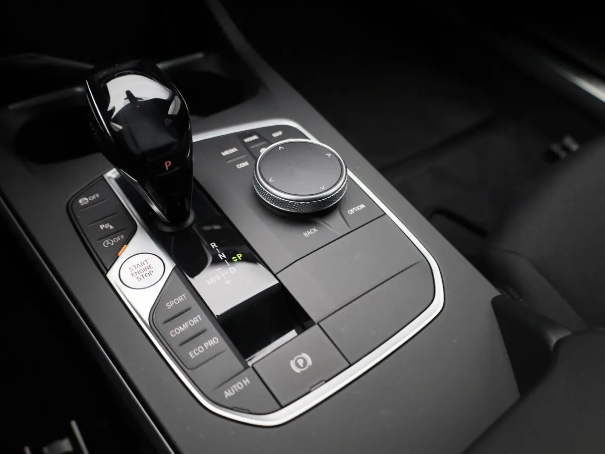 118i Business Edition | Automaat | Apple Carplay / Android Auto | Navigatie | Virtual Cockpit | Achteruitrijcamera | Climate Control | Cruise Control | Lichtmetalen Velgen |