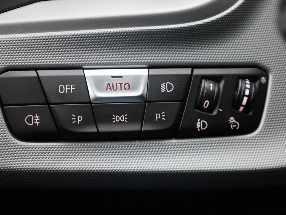 118i Business Edition | Automaat | Apple Carplay / Android Auto | Navigatie | Virtual Cockpit | Achteruitrijcamera | Climate Control | Cruise Control | Lichtmetalen Velgen |