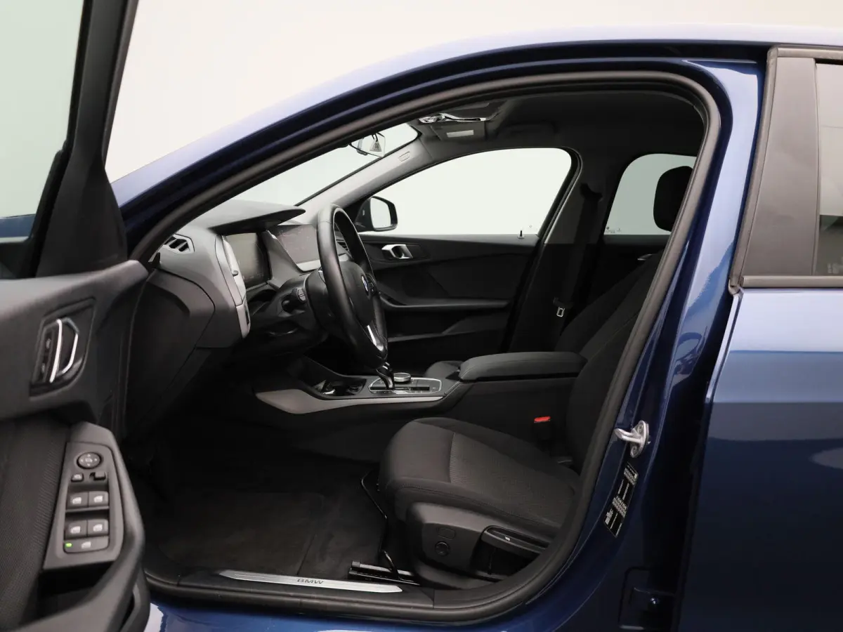 118i Business Edition | Automaat | Apple Carplay / Android Auto | Navigatie | Virtual Cockpit | Achteruitrijcamera | Climate Control | Cruise Control | Lichtmetalen Velgen |