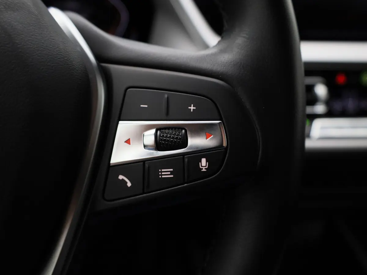 118i Business Edition | Automaat | Apple Carplay / Android Auto | Navigatie | Virtual Cockpit | Achteruitrijcamera | Climate Control | Cruise Control | Lichtmetalen Velgen |