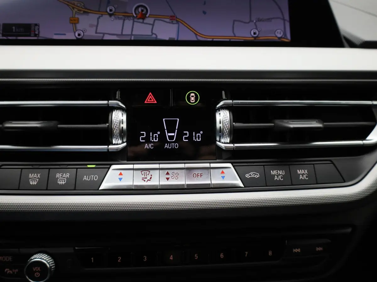 118i Business Edition | Automaat | Apple Carplay / Android Auto | Navigatie | Virtual Cockpit | Achteruitrijcamera | Climate Control | Cruise Control | Lichtmetalen Velgen |