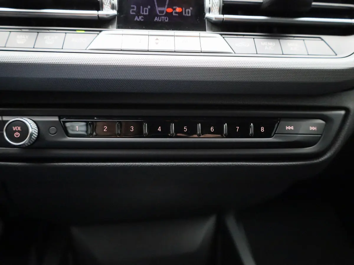 118i Business Edition | Automaat | Apple Carplay / Android Auto | Navigatie | Virtual Cockpit | Achteruitrijcamera | Climate Control | Cruise Control | Lichtmetalen Velgen |