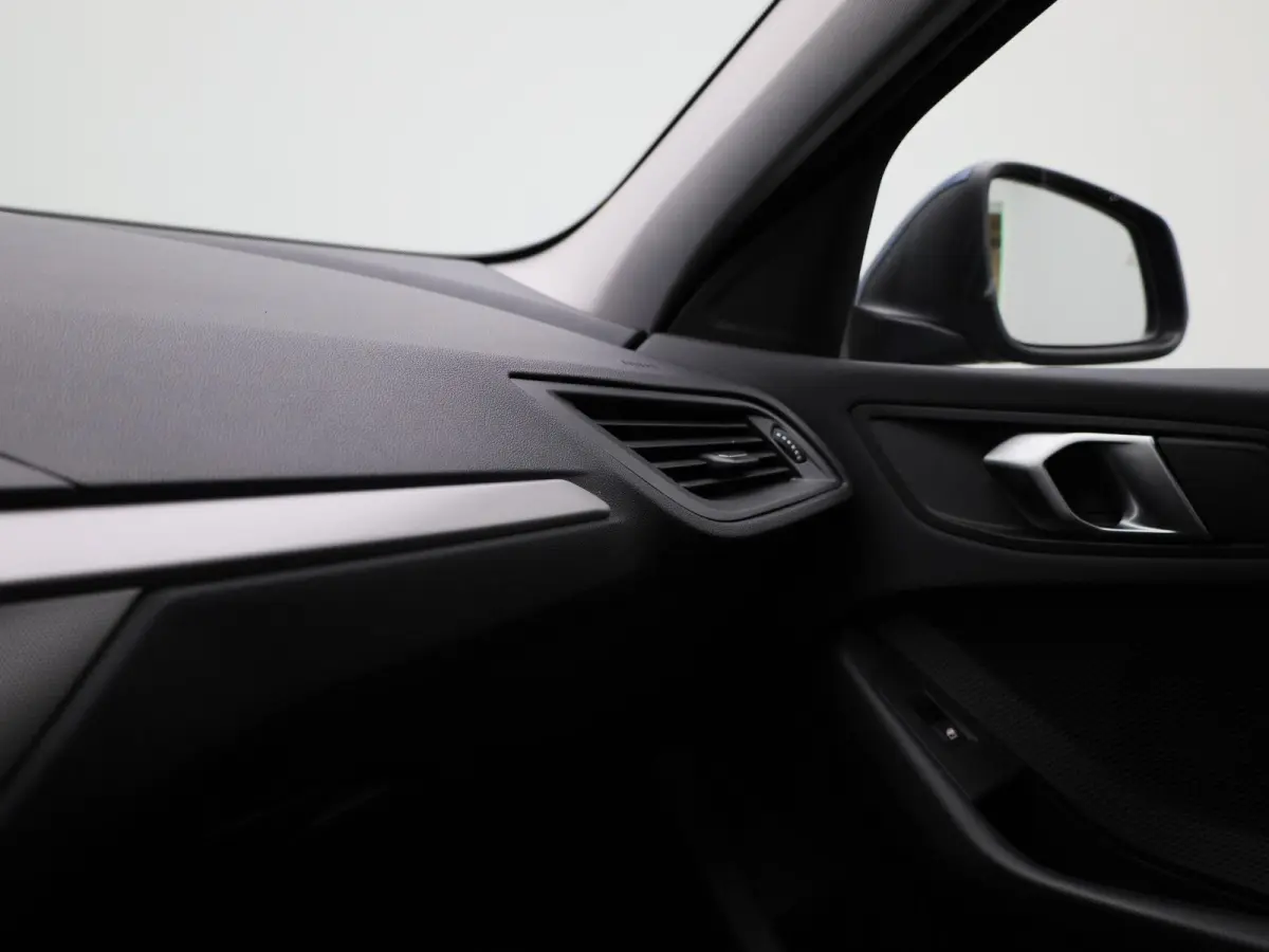 118i Business Edition | Automaat | Apple Carplay / Android Auto | Navigatie | Virtual Cockpit | Achteruitrijcamera | Climate Control | Cruise Control | Lichtmetalen Velgen |